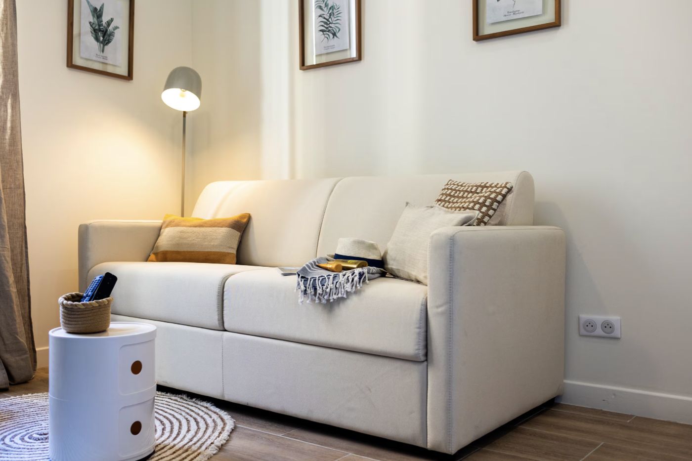 Canapé clair et lumière douce dans un appartement géré par BOLIEUX