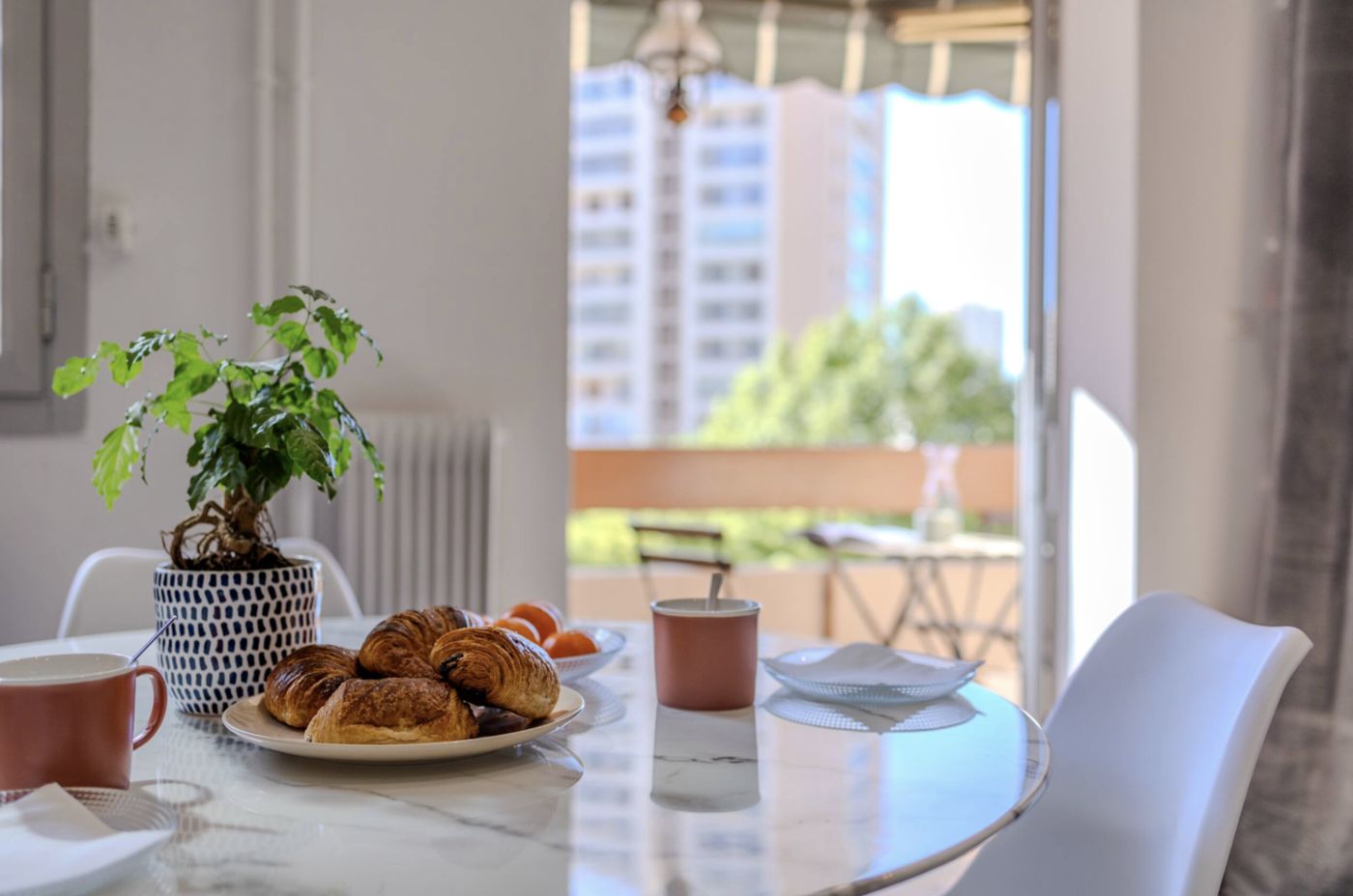 Petit-déjeuner dressé face au balcon