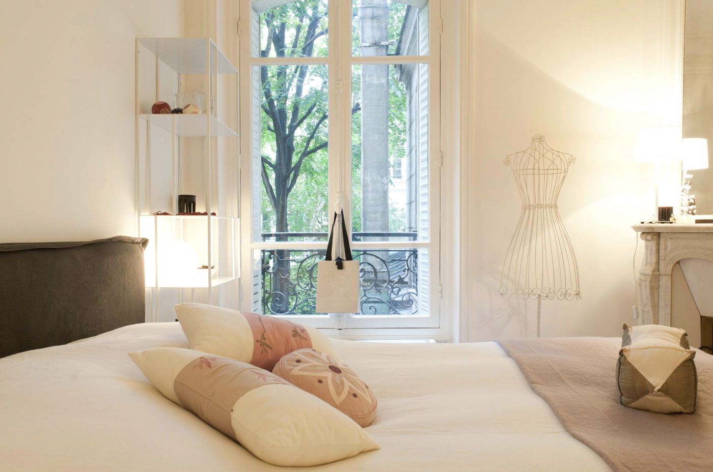 Lit fait avec soin dans une chambre lumineuse