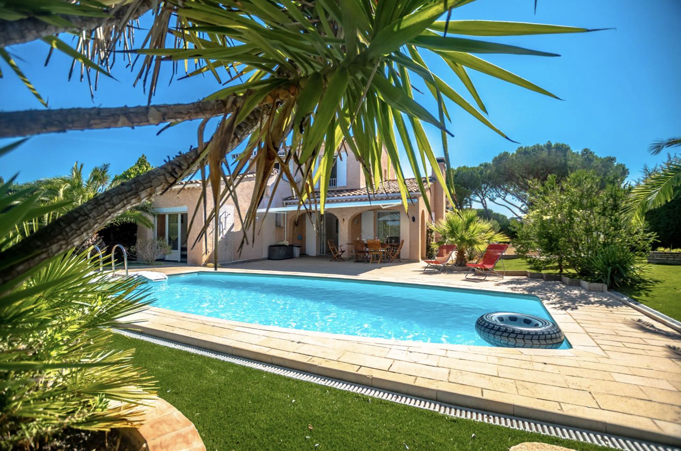 Villa avec piscine sous les palmiers