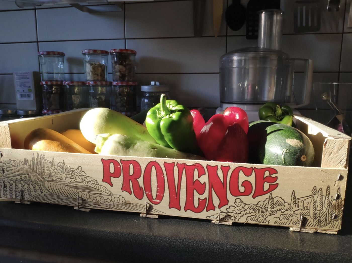 Cagette de légumes du marché du cours Lafayette sur un plan de travail