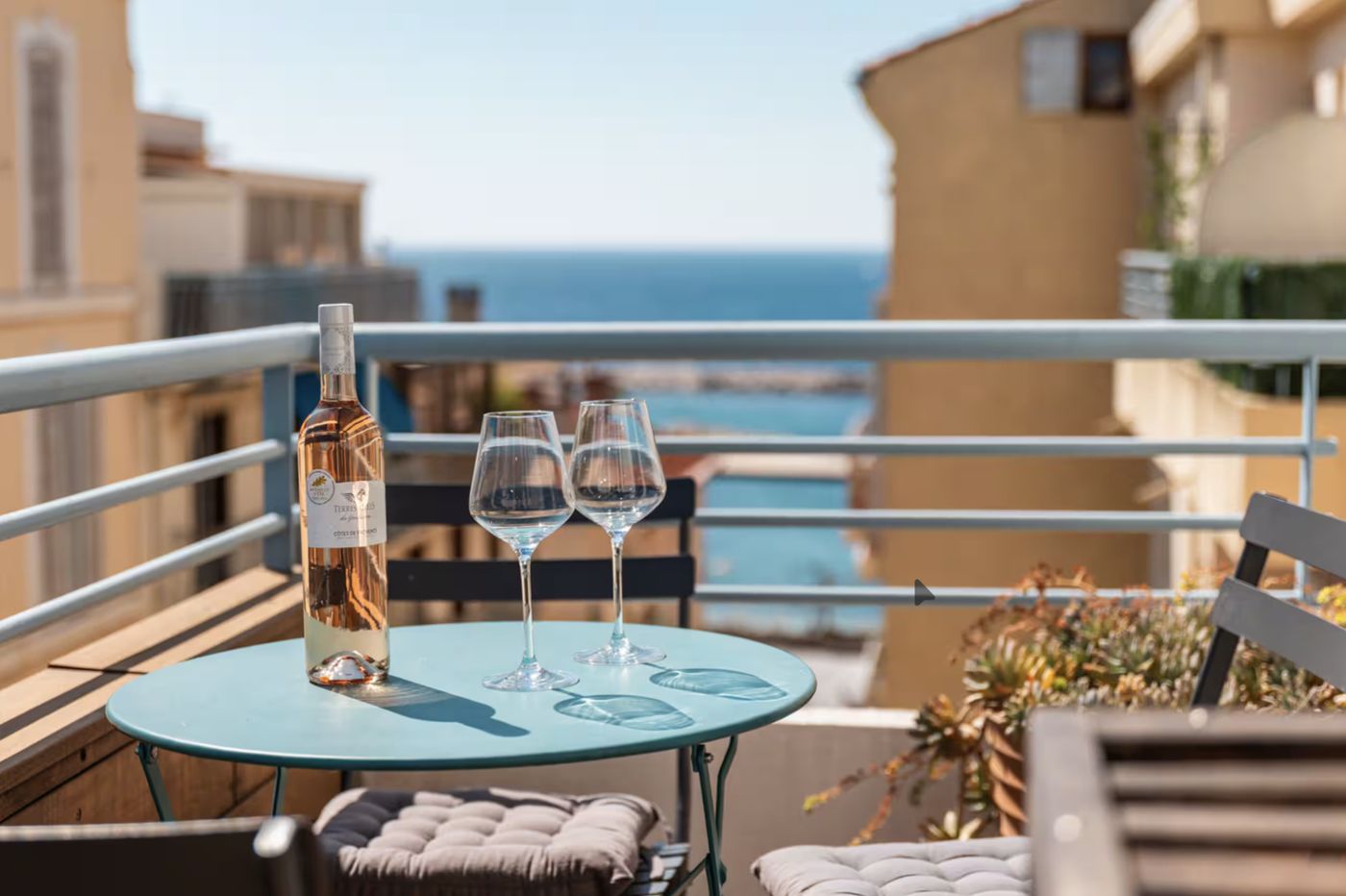 Balcon avec table et verres de rosé, vue sur la mer à Toulon