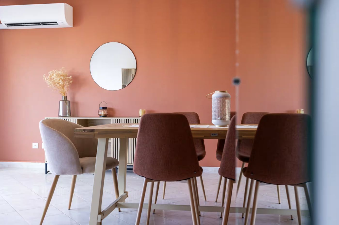 Salle à manger au mur terracotta, appartement à Sainte-Maxime