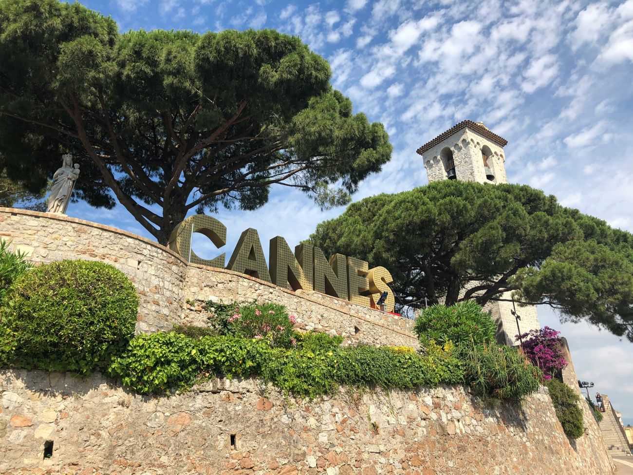 Lettres CANNES sur les remparts du Suquet, pins parasols et clocher