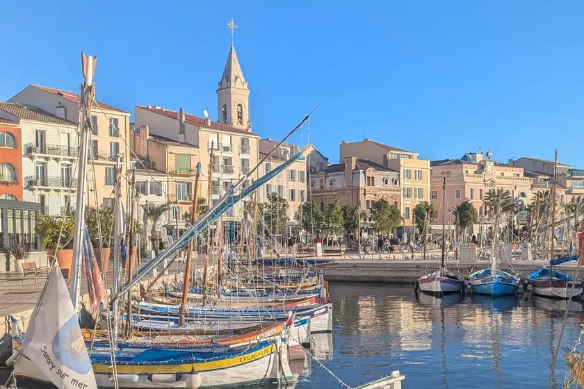 Port de Sanary-sur-Mer, pointus colorés et façades du front de mer