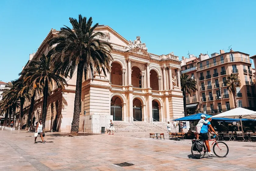 Opéra de Toulon et ses palmiers, place Victor-Hugo