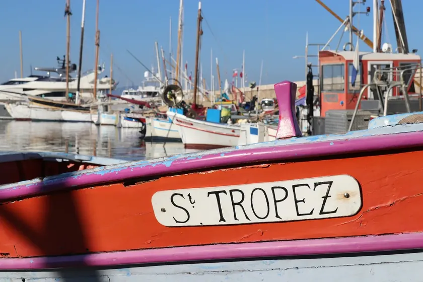 Barque traditionnelle « St Tropez » dans le port, golfe de Saint-Tropez